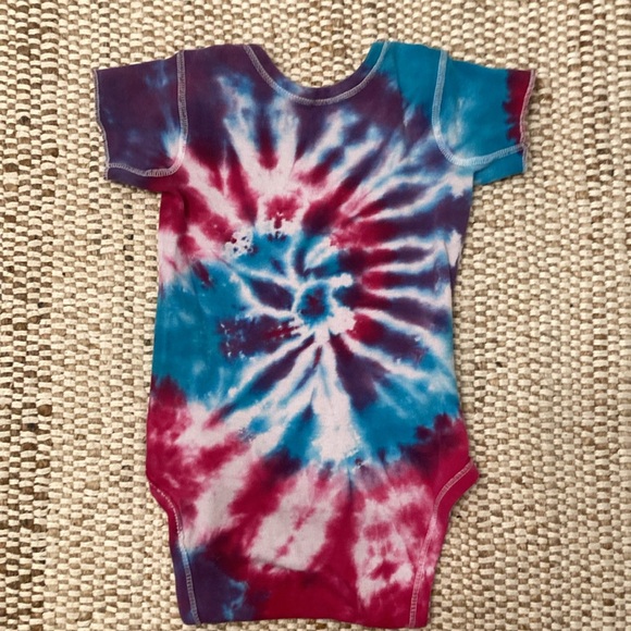 Vintage Baby Tie Dye Onesie Swirl Size M 19-26 lbs Short Sleeve Unisex 90's Y2K - Picture 2 of 5